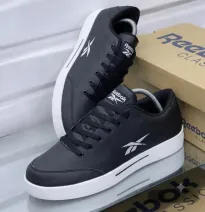 Zapatillas Deportivas Negras de Estilo Urbano con Suela Blanca