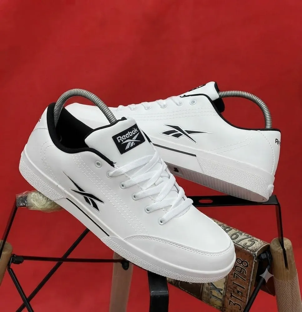 Zapatillas Deportivas Negras de Estilo Urbano con Suela Blanca y Logotipo Reebok