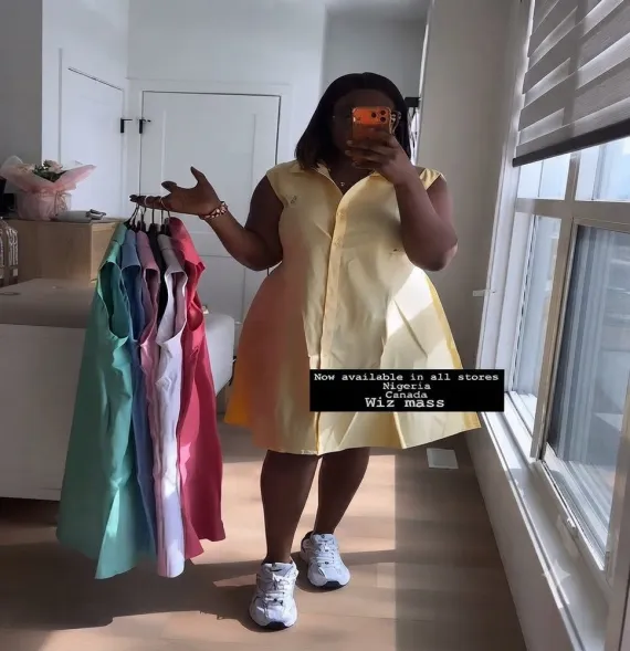 Vestido Midi Camisero Sin Mangas Amarillo con Falda de Vuelo y Cierre Frontal Abotonado para Mujer