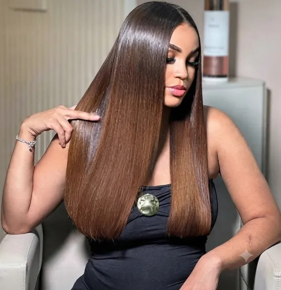 Peluca de Pelo Humiso Lacio Castaño Brillante con Corte Recto y Rayo Central para Mujer