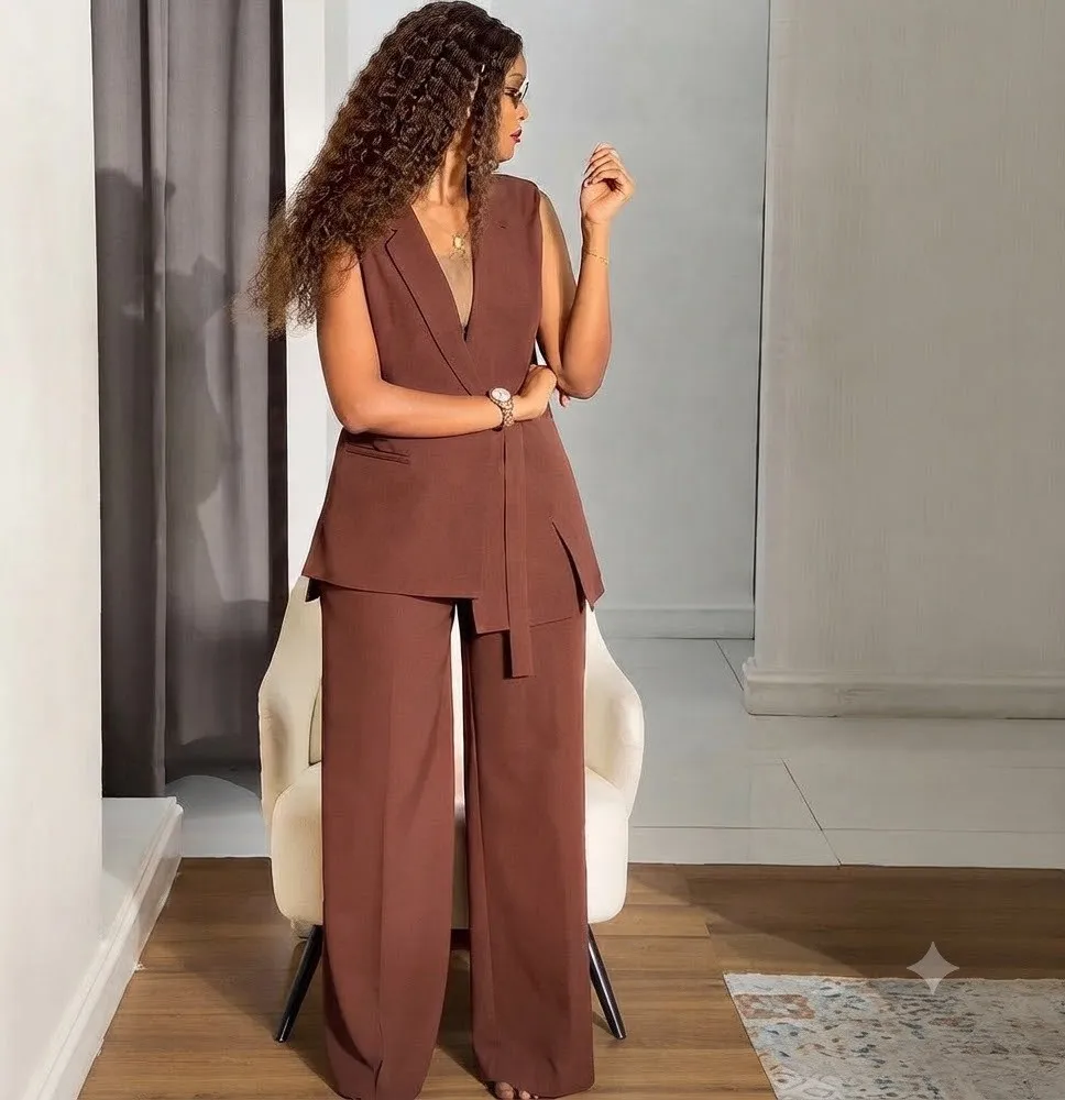 Conjunto Elegante de Dos Piezas en Tono Marrón con Chaleco Largo Sin Mangas y Pantalón Wide Leg para Mujer