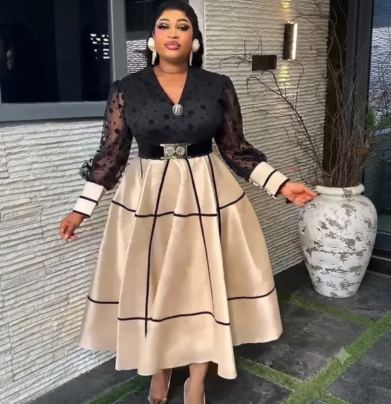 Vestido Midi Acampanado de Manga Larga con Cuerpo Negro Transparente y Falda Cuadriculada Beige para Mujer