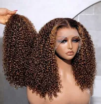 Peluca Rizada de Pelo Humano con Encaje Frontal y Tono Castaño Claro con Reflejos Dorados para Mujer