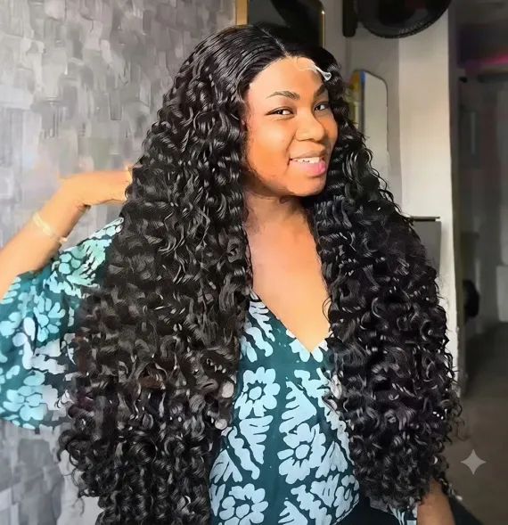 Peluca Larga y Rizada de Pelo Humano con Encaje Frontal y Tono Negro Natural para Mujer