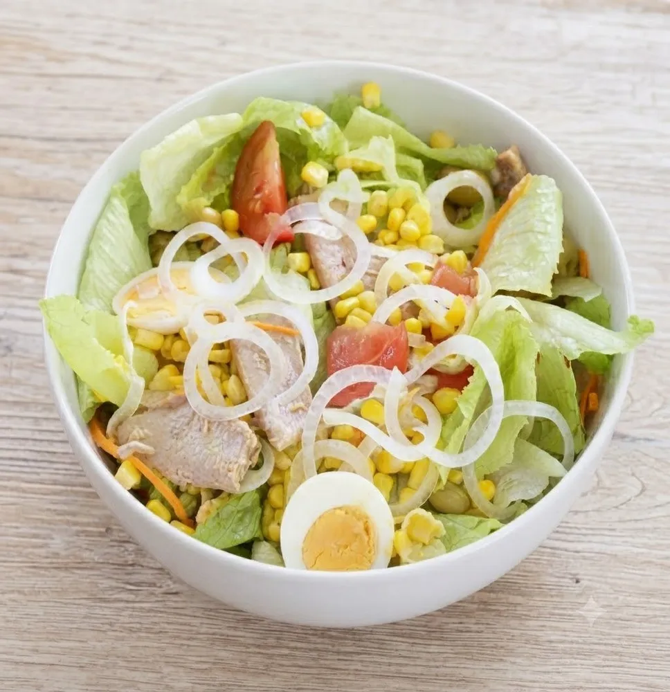 Ensalada Fresca de Atún con Huevo, Maíz y Vegetales Mixtos