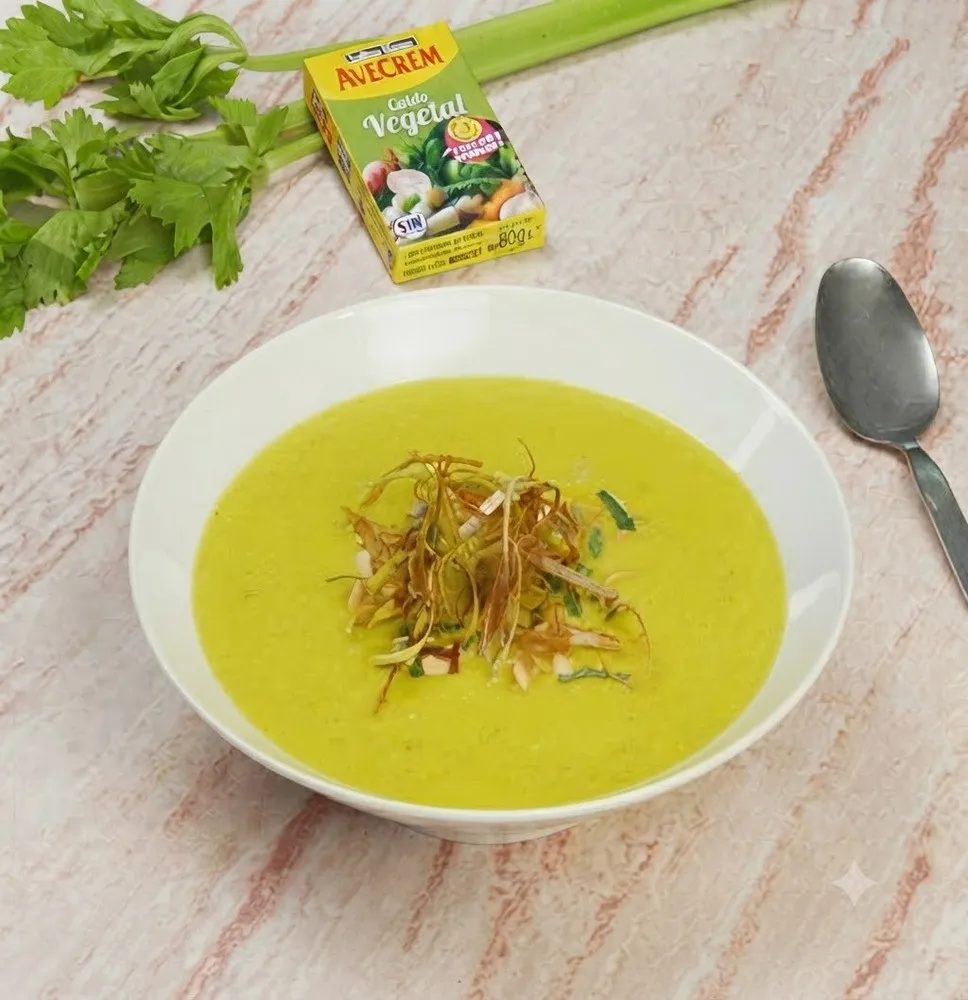 Crema de Verduras Casera con Caldo Vegetal y Decoración de Puerro Crujiente