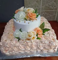 Tarta Cuadrada de Dos Pisos con Base de Rosetones en Crema y
