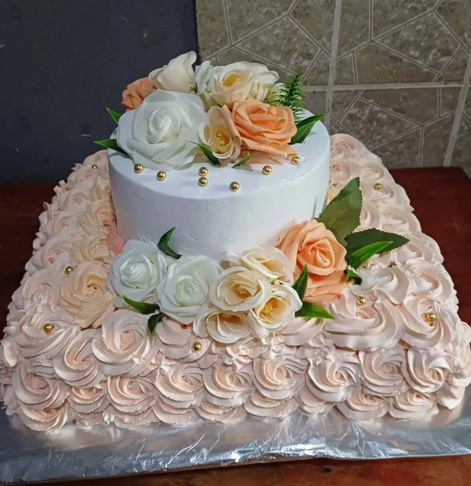 Tarta Cuadrada de Dos Pisos con Base de Rosetones en Crema y