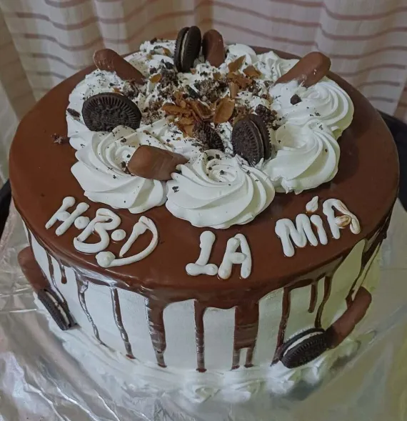 Tarta de Cumpleaños Estilo Drip Cake con Chocolate, Galletas