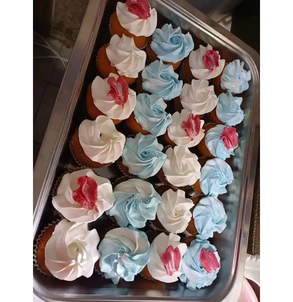 Surtido de Cupcakes Artesanales Decorados con Cobertura de Nata