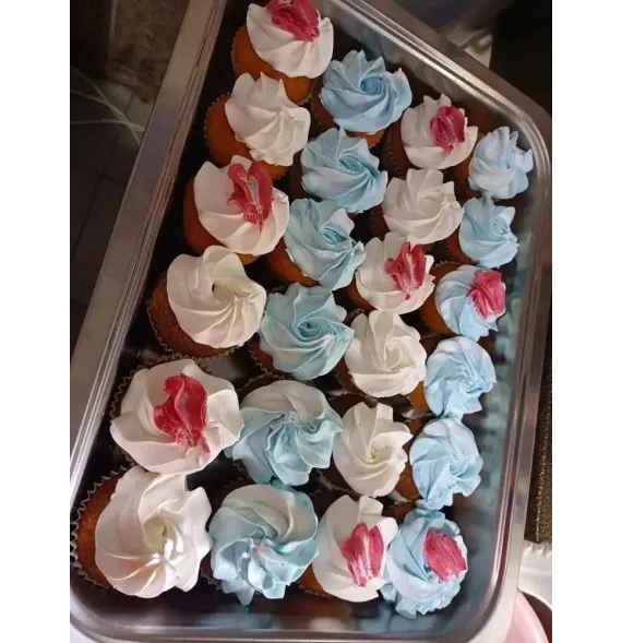 Surtido de Cupcakes Artesanales Decorados con Cobertura de Nata