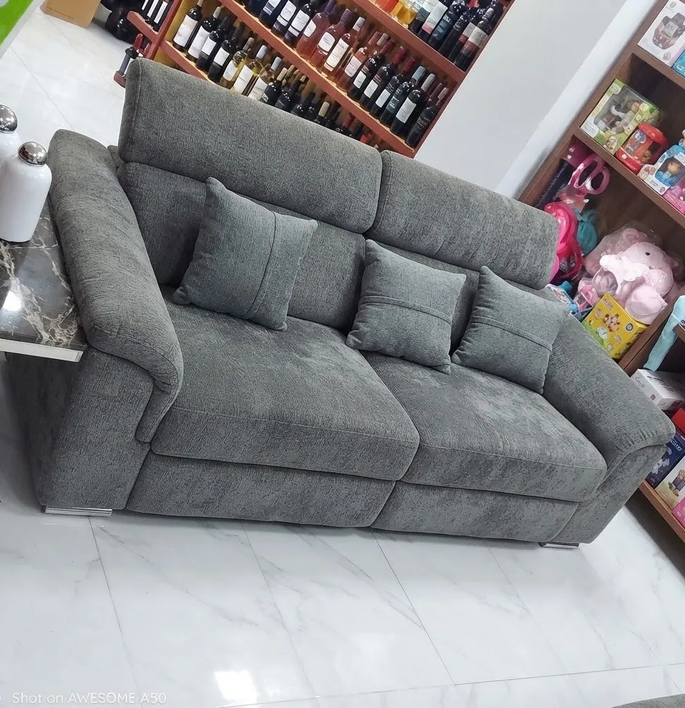 Sofá Europeo Tipo L Comercial Jada en Color Gris Sofisticado con Retoques y Cojines