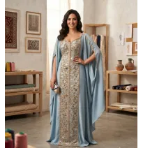 Caftán Largo Elegante Azul Celeste con Pedrería Dorada y Capa - Vestido Tradicional de Lujo