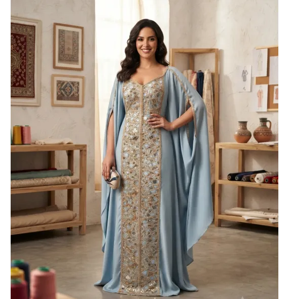 Caftán Largo Elegante Azul Celeste con Pedrería Dorada y Capa - Vestido Tradicional de Lujo