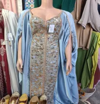 Caftán Largo Elegante Azul Celeste con Pedrería Dorada y Capa - Vestido Tradicional de Lujo