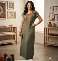 Vestido Largo Verde Militar con Bordado Ocre - Túnica Elegante de Manga Corta