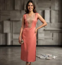 Vestido Largo Sin Mangas Coral con Bordados Dorados - Túnica Elegante y Sutil