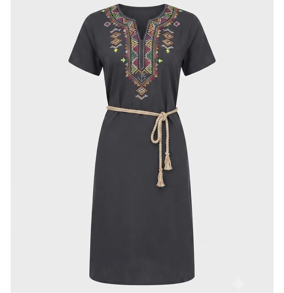 Vestido Midi Gris Oscuro con Bordados Geométricos y Cinto de Cuerda - Túnica Casual de Manga Corta