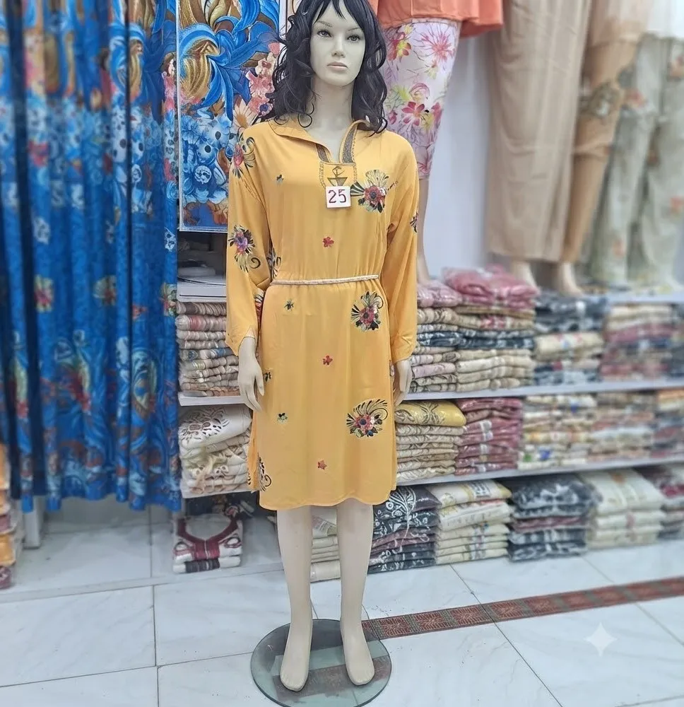 Vestido Midi Mostaza con Bordados Florales y Mangas Largas - Túnica Elegante y Estilizada