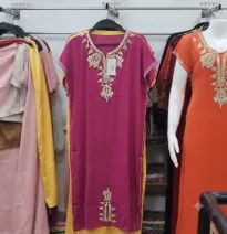 Vestido Midi Fucsia con Bordados Dorados y Aberturas - Túnica Elegante de Manga Corta