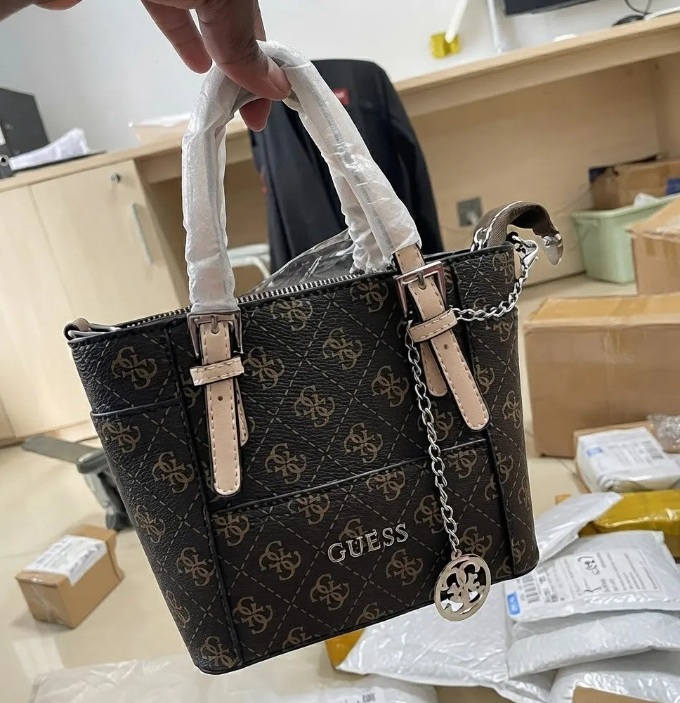 Bolso de Mano Elegante con Monograma, Asas Superiores y Cadena Decorativa - Color Marrón