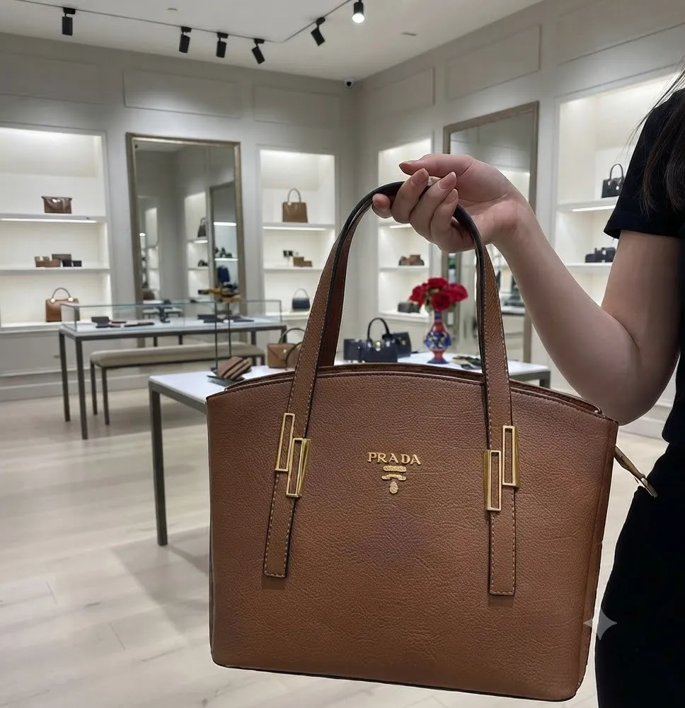 Bolso de Mano Elegante con Asas Estructuradas y Detalles Metálicos Dorados - Color Marrón