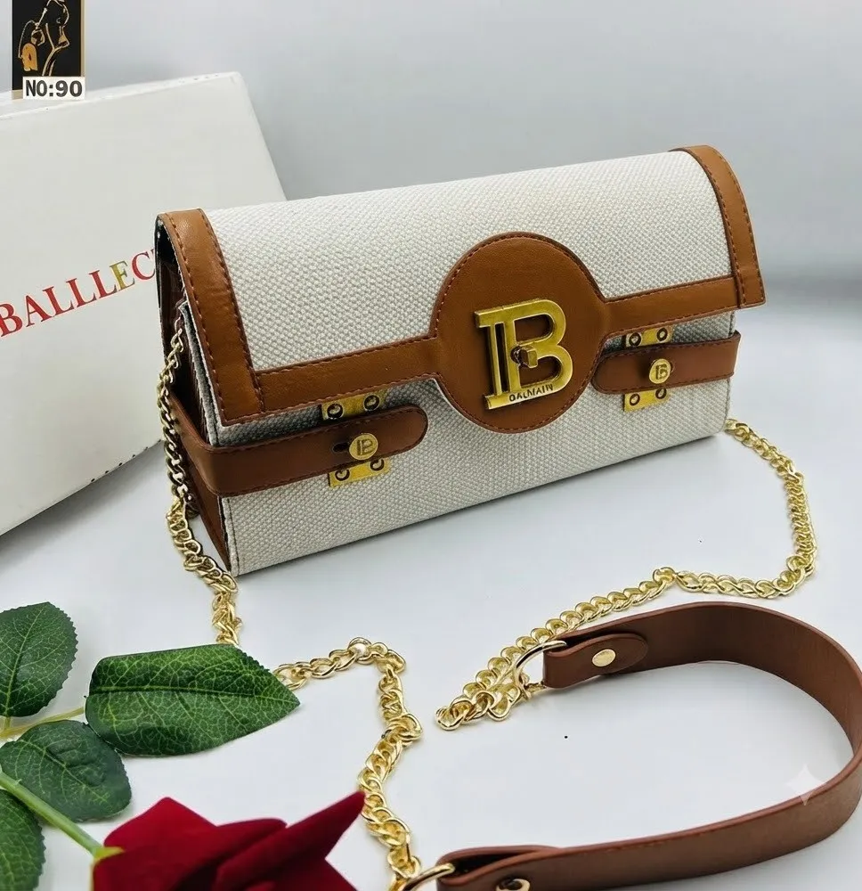 Bolso Bandolera Elegante con Cierre de Monograma "B", Detalles en Contraste y Cadena Metálica Dorada