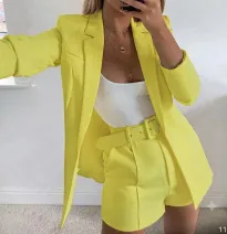 Conjunto Elegante de Blazer y Short con Cinturón