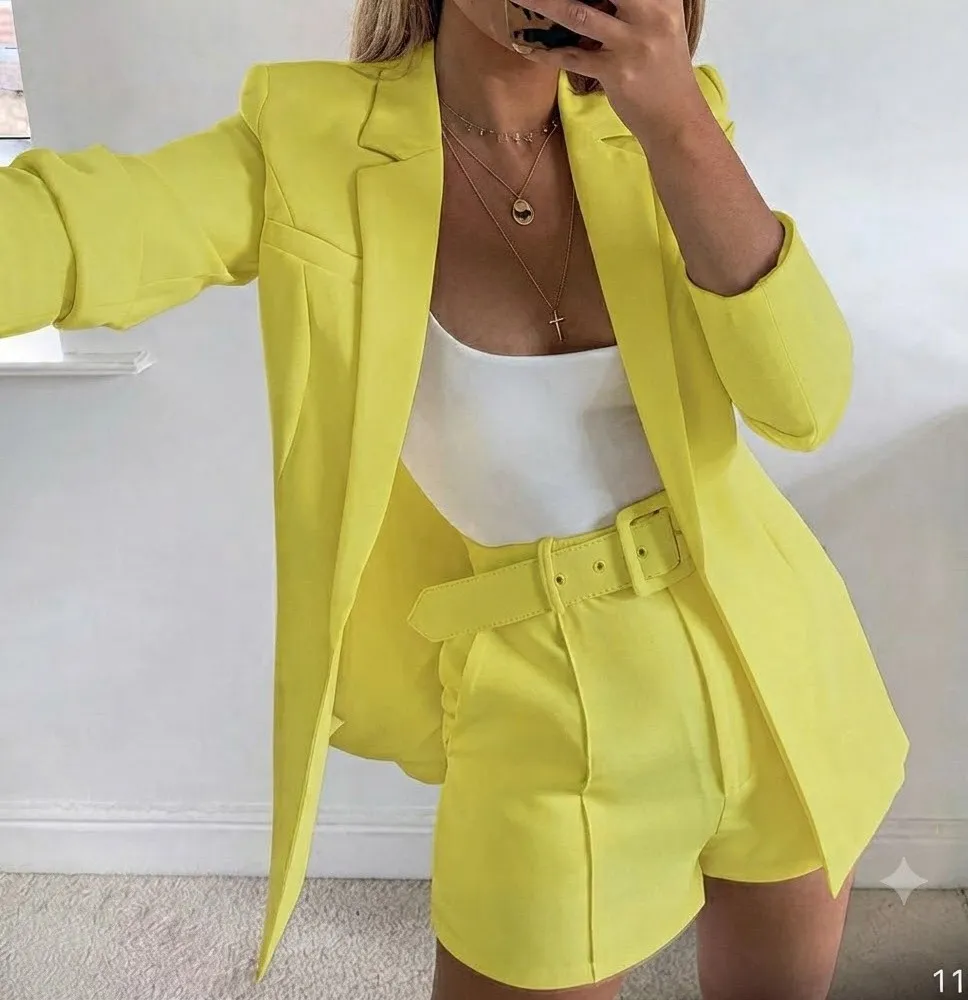 Conjunto Elegante de Blazer y Short con Cinturón