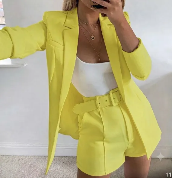 Conjunto Elegante de Blazer y Short con Cinturón