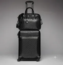 Set de Equipaje de Lujo con Maleta Rígida de 4 Ruedas y Maletín / Bolsa de Viaje a Juego - Negro con Monograma