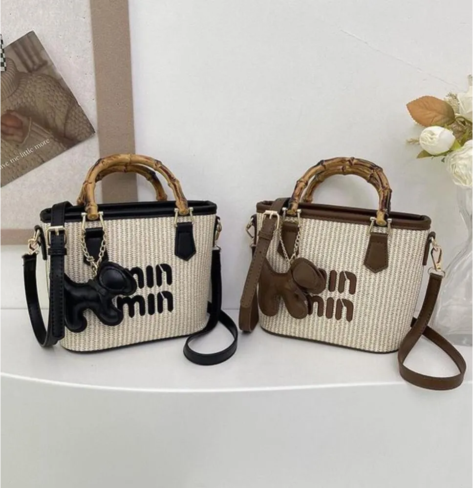 Bolso de Mano y Bandolera de Paja Tejida con Asas de Bambú y Llavero de Perrito