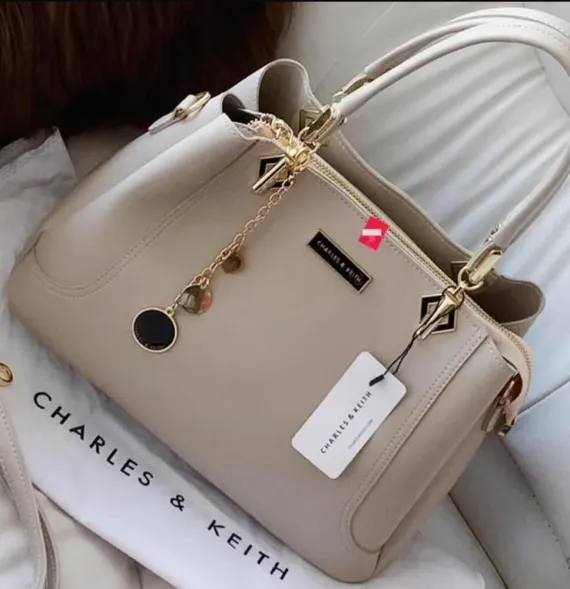 Bolso Tote Estructurado con Asas Superiores, Cremallera Diagonal y Charm Colgante