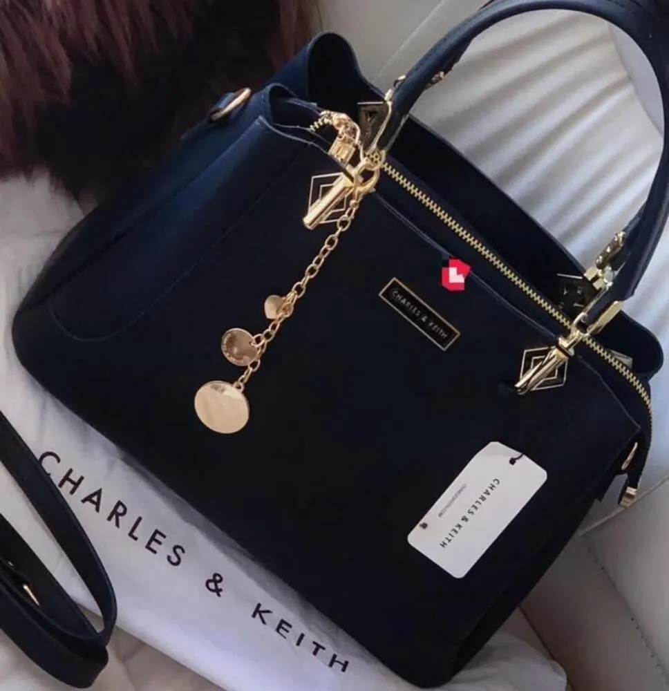Bolso Tote Estructurado con Asas Superiores, Cremallera Diagonal y Charm Colgante