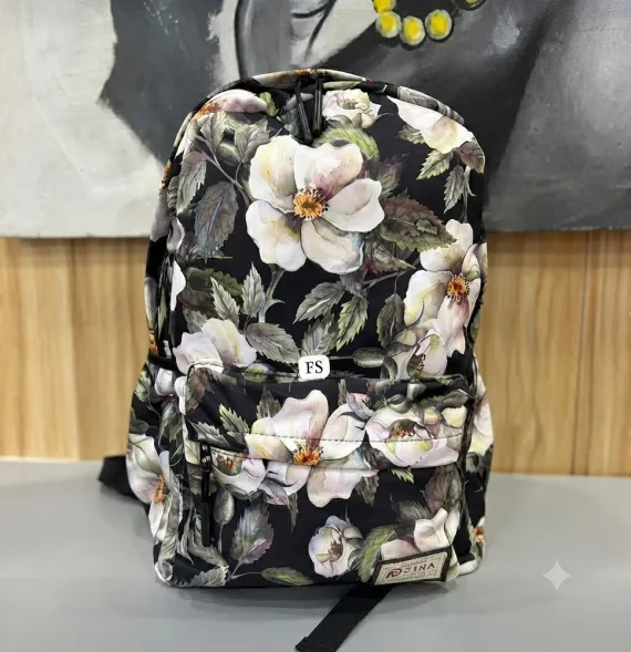 Mochila Escolar Infantil con Estampado Floral Estilo Acuarela y Fondo Negro - Marca SRA