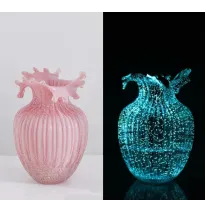 Un par de ParJarrón de vidrio rosa luminoso