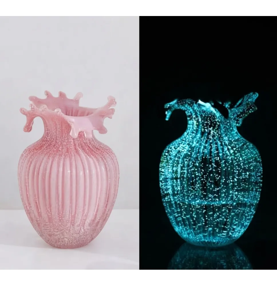 Un par de ParJarrón de vidrio rosa luminoso