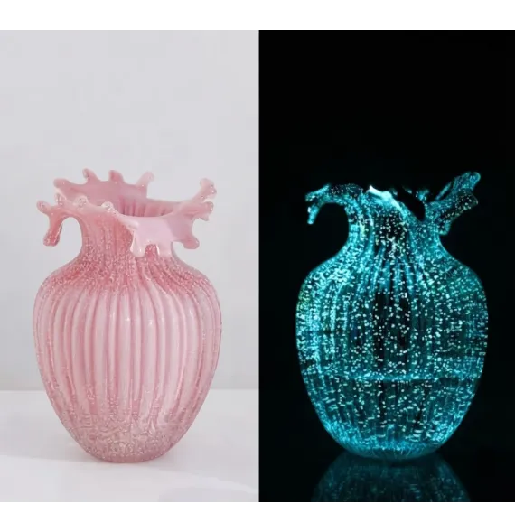 Un par de ParJarrón de vidrio rosa luminoso