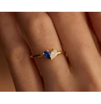 Anillo personalizado con piedra natal en forma de corazón