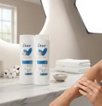Dove Body Love Light Care Body Lotion – Loción Corporal Hidratante de Absorción Instantánea para Todo Tipo de Piel – Botella con