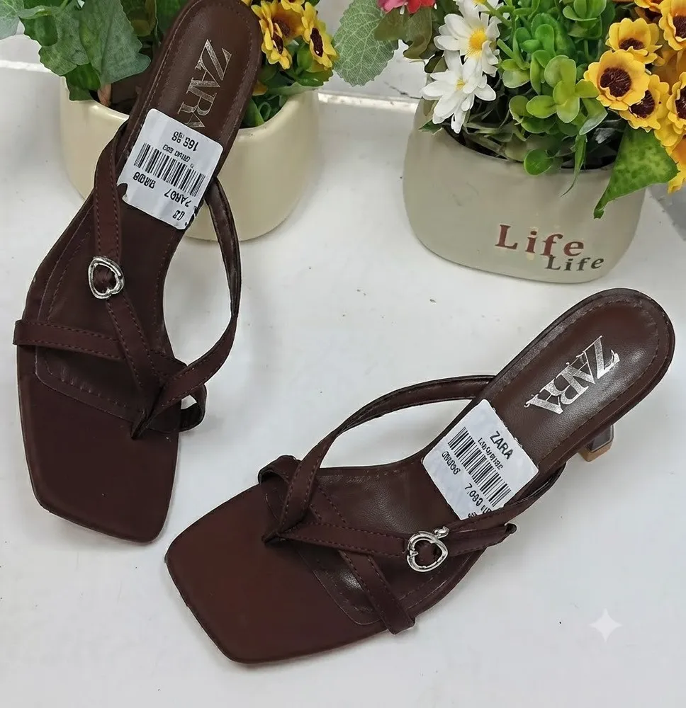 Sandalias Destalonadas de Tacón Bajo con Tiras Cruzadas y Detalle de Corazón para Mujer