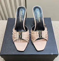 Sandalias Destalonadas de Tacón Alto con Fruncido y Logotipo