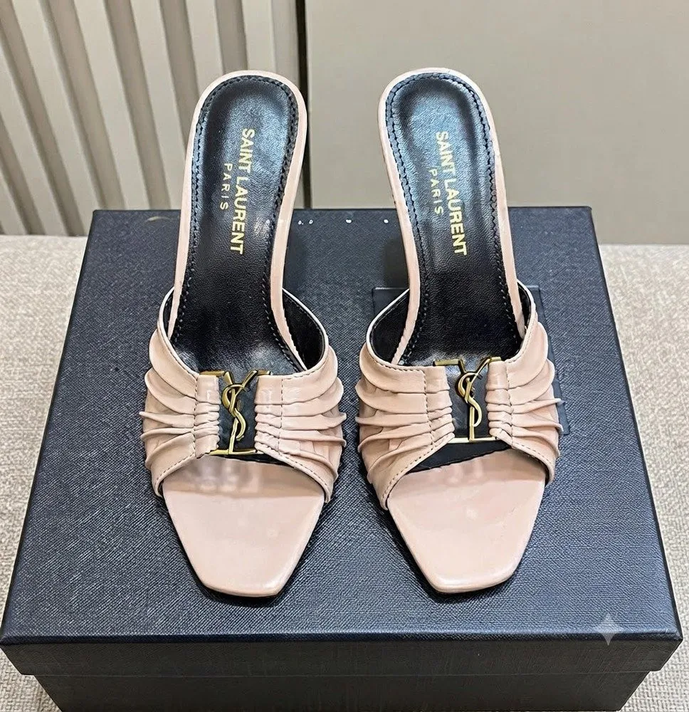 Sandalias Destalonadas de Tacón Alto con Fruncido y Logotipo