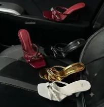Sandalias Destalonadas de Tacón Bajo con Tiras y Hebilla Decorativa para Mujer