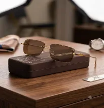 Gafas de Sol Cuadradas sin Montura con Lentes Ahumadas y Patillas Metálicas Doradas