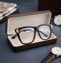 Gafas Cuadradas con Estampado Carey, Emblema de León Dorado y Patillas Metálicas