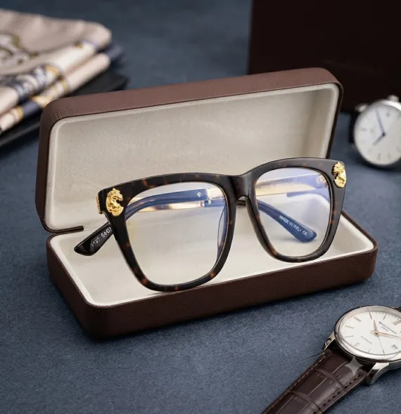 Gafas Cuadradas con Estampado Carey, Emblema de León Dorado y Patillas Metálicas
