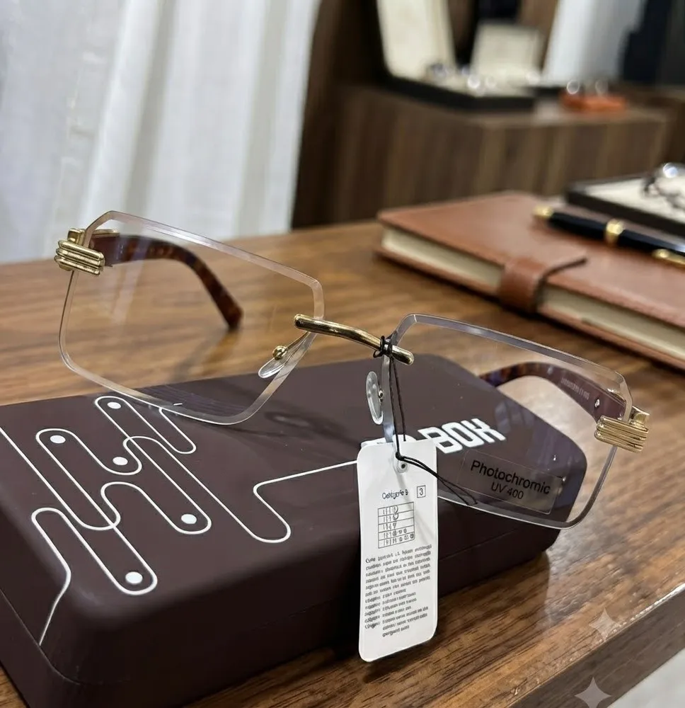 Gafas Fotocromáticas Cuadradas sin Montura con Puente y Detalles Dorados