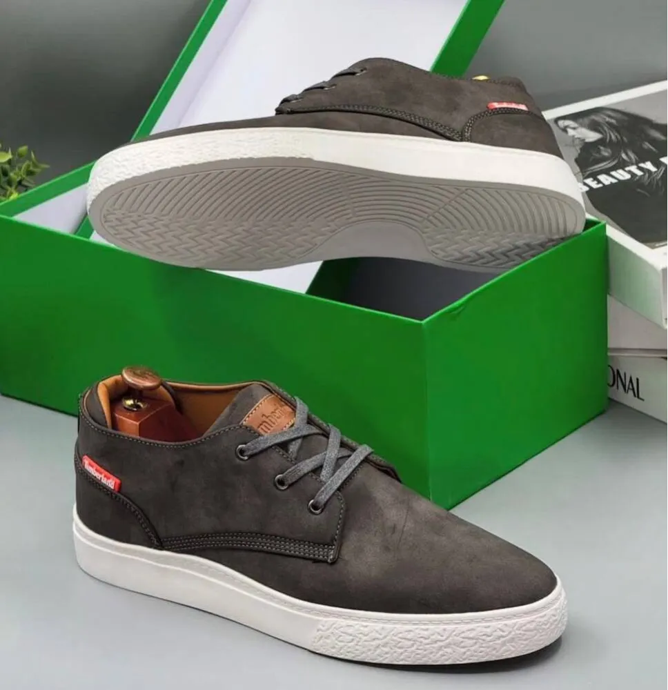 Zapatillas Casuales de Ante Gris Oscuro con Suela Blanca y Cordones Estilo Urbano