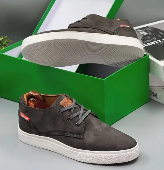 Zapatillas Casuales de Ante Gris Oscuro con Suela Blanca y